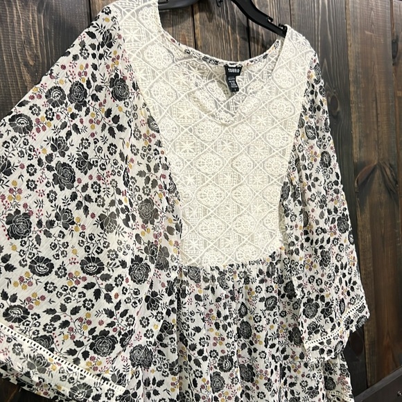 Torrid Floral Flutter Sleeves Blouse 1 1X Black White Lace Semi Sheer Top - Picture 2 of 8
